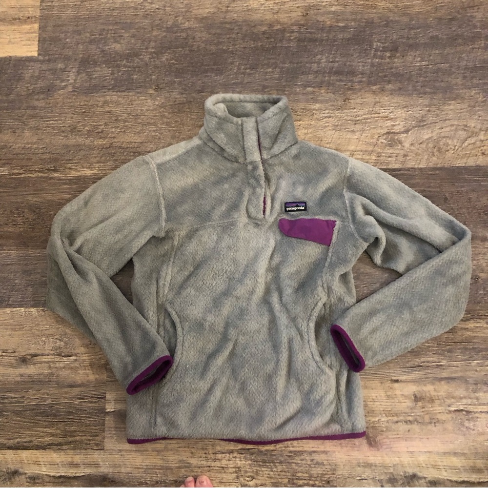 Women’s Patagonia quarter snap collared pullover, small. Gray/purple trim EUC